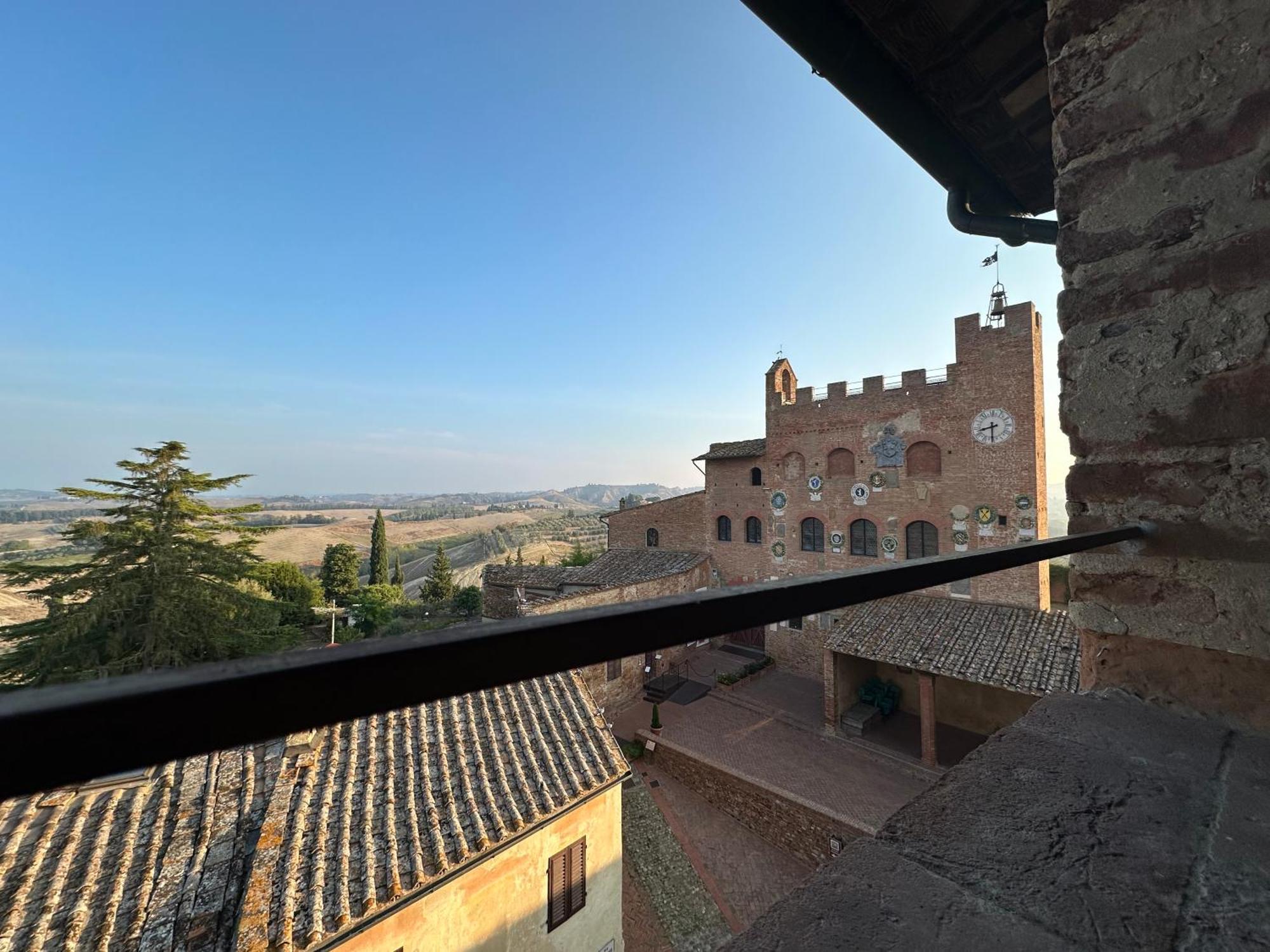 체르탈도 Antica Torre Del Borgo B&B 외부 사진